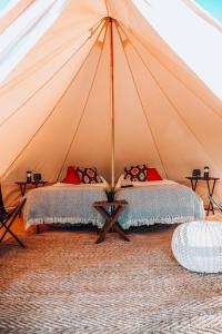 1 dormitorio con 1 cama en una tienda de campaña en Wander Camp Bryce Canyon - Escalante en Cannonville
