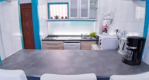 Kuchyň nebo kuchyňský kout v ubytování Beautiful 1 bedroom apartment Los Cristianos Los Angeles
