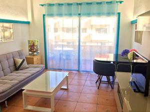 Posezení v ubytování Beautiful 1 bedroom apartment Los Cristianos Los Angeles + 16 fotografií
