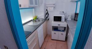 A kitchen or kitchenette at Beautiful 1 bedroom apartment Los Cristianos Los Angeles