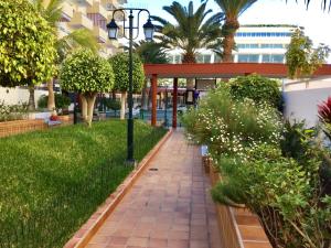 A garden outside Beautiful 1 bedroom apartment Los Cristianos Los Angeles