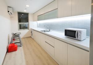 Kuchyň nebo kuchyňský kout v ubytování Metro Hotel Myeongdong