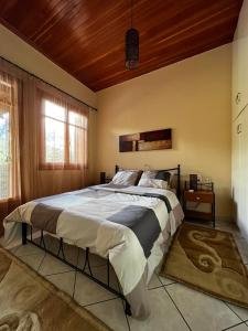 Un dormitorio con una cama grande con techo de madera. en 4 Seasons Tzoumerka Senses, en Pramanta
