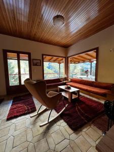 sala de estar con sofá y mesa en 4 Seasons Tzoumerka Senses, en Pramanta