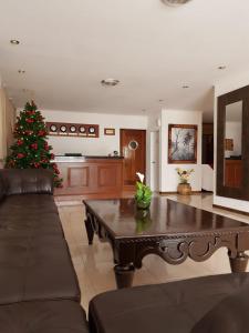 Sala de estar con árbol de Navidad y mesa de centro en Hotel La Vista 32, en Punta del Este