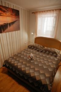 Una cama en un dormitorio con un cuadro en la pared. en Split Centre Apartment, en Split