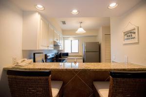 Η κουζίνα ή μικρή κουζίνα στο Golf and Tennis Community - 14th Hole Golf Course Views!