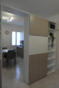 cocina y comedor con mesa y pared en Morena Studio Apartment, en Asolo