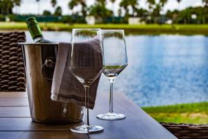 Nápoje v ubytování Golf and Tennis Community - Stunning Sunset Scenes