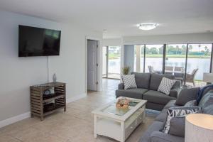 TV a/nebo společenská místnost v ubytování Golf and Tennis Community - Stunning Sunset Scenes