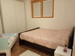 Tempat tidur dalam kamar di Ampio e grazioso trilocale con vista panoramica