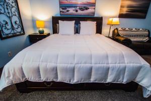 a bedroom with a large bed with a white comforter at Golf and Tennis Community-Lakeview Oasis-Private Patio in Wesley Chapel
