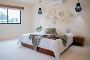 um quarto com uma cama com uma bandeja de madeira em Mayanah Bacalar em Bacalar