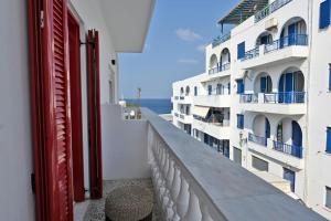 una vista sull'oceano dal balcone di un edificio di Kleri's apartments 2 a Città di Tinos