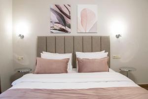 Un pat sau paturi într-o cameră la Deka luxury apartment