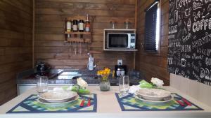 uma cozinha com uma mesa com dois pratos em Pousada Sitio Bella Vista em Urupema