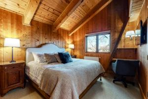 A bed or beds in a room at Elk Run Retreat