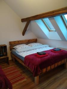 1 dormitorio con 1 cama con 2 toallas en Skotopaska, en Skąpe