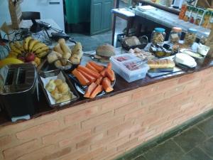 een buffet met veel eten op tafel bij Reserva Canto da Vida Chalés e Camping in Lima Duarte