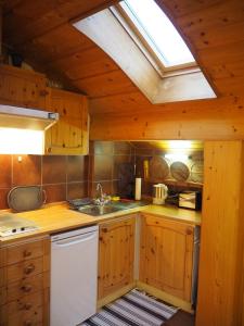 cocina con fregadero y tragaluz en Ferienwohnung Elfejo, en Bad Reichenhall