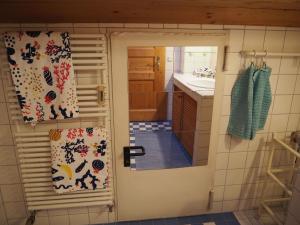 una cocina con una puerta con ventana y fregadero en Ferienwohnung Elfejo, en Bad Reichenhall 9 fotos más