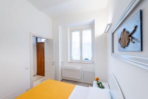 een witte kamer met een bed en een raam bij L'Approdo - Bilocale Centralissimo a San Benedetto del Tronto in San Benedetto del Tronto