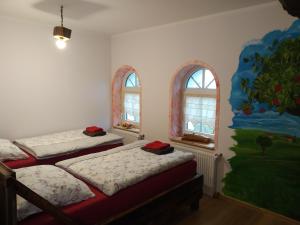 Giường trong phòng chung tại Skotopaska
