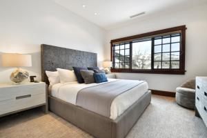 sypialnia z dużym łóżkiem i oknem w obiekcie Arrowleaf Lodge - 3 Bed Condo #311 w mieście Park City