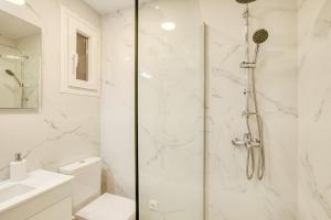 Koupelna v ubytování Apartament Roses Vista Mar + 37 fotografií