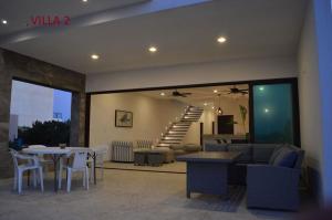 sala de estar con sofá, mesa y sillas en Villas Las Tunas 2 - Yucatan Home Rentals, en Uaymitun