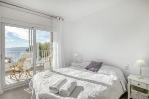 Apartament Roses Vista Mar tesisinde bir odada yatak veya yataklar