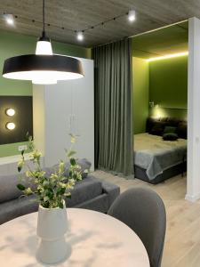 sala de estar con mesa y cama en Апартаменти-студія, дизайнерський ремонт, ЦЕНТР, біля ТРК "Либідь Плаза" en Khmelʼnytsʼkyy