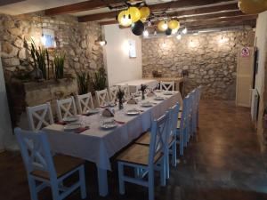 a dining room with a long table and chairs at Skotopaska in Skąpe