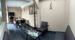 een kamer met een tafel en stoelen en een eetkamer bij Fafis Home Apartment in Cuzco