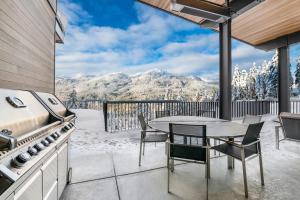 Luxury SKI IN SKI OUT Home Whistler - Pool, Hot tub, Gym, Kadenwood Private Gondola