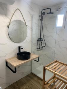 łazienka z umywalką i lustrem w obiekcie Apartamento Plaza Pradollano 2 w mieście Sierra Nevada +37 zdjęć