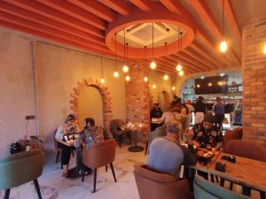 een groep mensen die aan tafels in een restaurant zitten bij The Golden Pera's Hotel & Spa in Istanbul +69 foto's