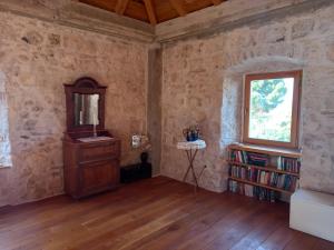 a room with a book shelf and a window at Makina in Nerežišće