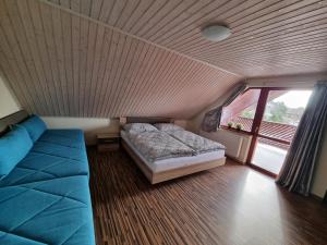 Ένα ή περισσότερα κρεβάτια σε δωμάτιο στο Vila Almini Drienica Lysa