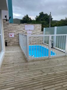 een terras met een zwembad met een hek bij Residencial ilha d florence in Governador Celso Ramos