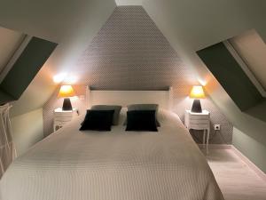 Tempat tidur dalam kamar di les gites du grand saule