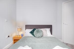Кровать или кровати в номере Stylish 2Bed Apartment-City Centre - Free Parking.