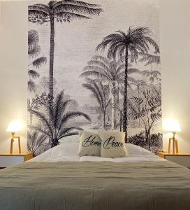 Sucre Suites في بوينس آيرس: سرير مع وسادة عليها نخيل
