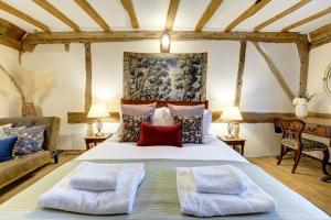 Кровать или кровати в номере Tudor Cottage by Spa Town Property - Historic Charm in Warwick Town Centre