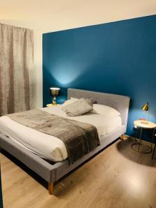 - une chambre avec un mur bleu et un lit dans l'établissement CA' MIANI, à Venise