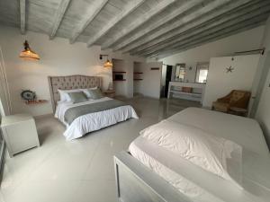 een witte slaapkamer met 2 bedden bij Wala Hotel and Beach Club in Cartagena +156 foto's
