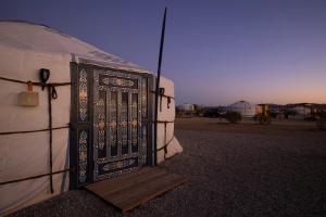 eine offene Tür an der Seite eines Zeltes in der Unterkunft Family Style Star gazing Yurt in Twentynine Palms