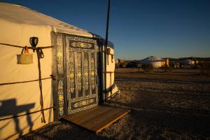 eine Tür an der Seite eines Zeltes in der Unterkunft Family Style Star gazing Yurt in Twentynine Palms