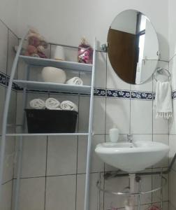 y baño con lavabo, espejo y toallas. en Depa Céntrico, cerca a todo! en Cajamarca