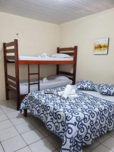 Habitación con 2 camas y 1 litera en Pousada Dom Kilmer, en Fortaleza